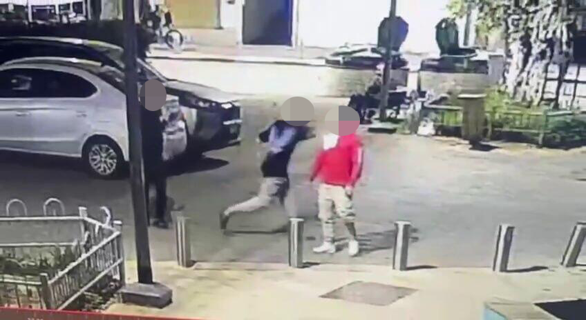 צילום: דוברות המשטרה תיעוד: קטינים תוקפים עובד זר בפתח תקווה לאחר שזה סירב לתת להם סיגריה