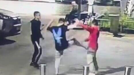 תיעוד: קטינים תוקפים עובד זר בפתח תקווה לאחר שזה סירב לתת להם סיגריה 