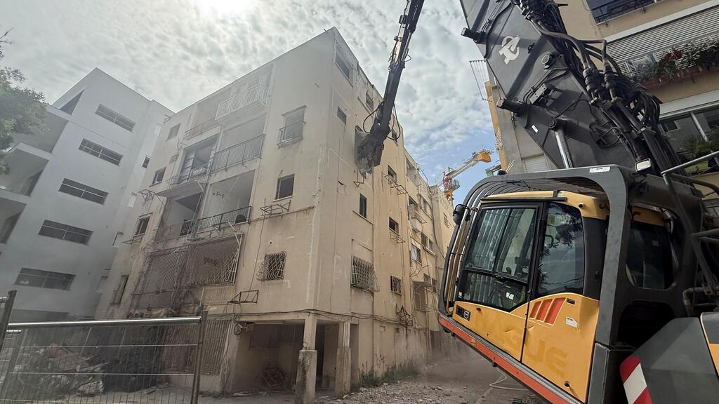 הריסת הבניין הישן ברחוב פינלס בצפון תל אביב (צילום: עמי לאור) הריסה במיזם התחדשות עירונית בצפון תל אביב