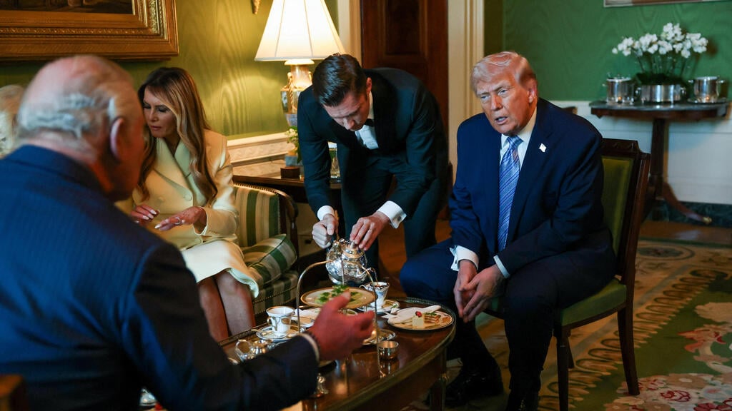 תה בבית הלבן. טראמפ וצ'רלס ( צילום: REUTERS/Suzanne Plunkett/Pool) המלך צ'רלס בביקור בבית הלבן