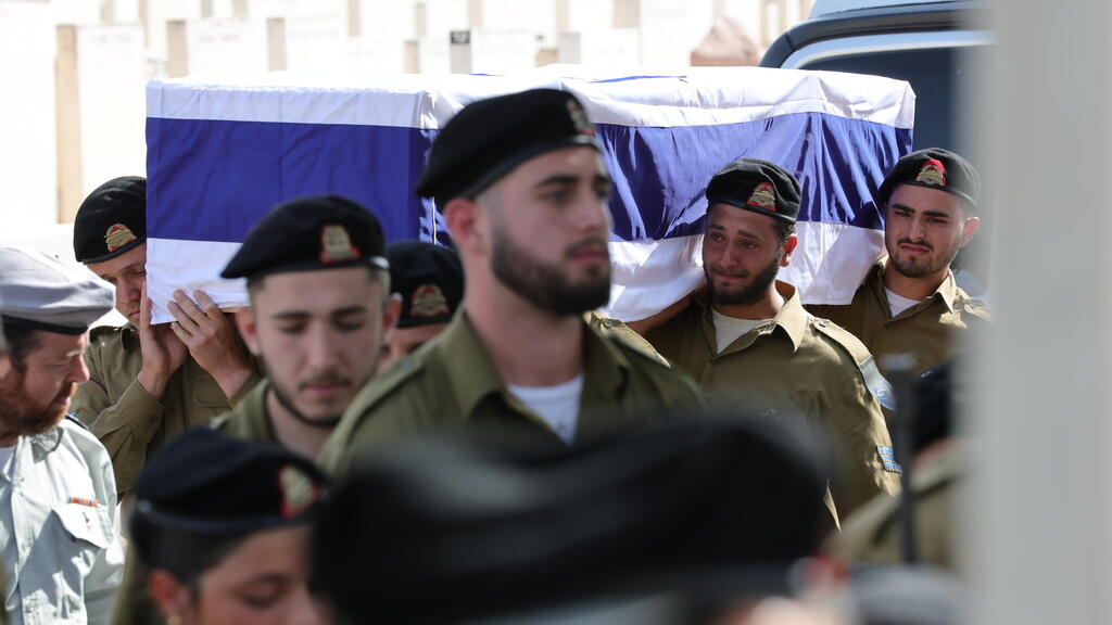 הלווייתו של סמל עידן פוקס ז"ל בבית העלמין סגולה בפתח תקווה