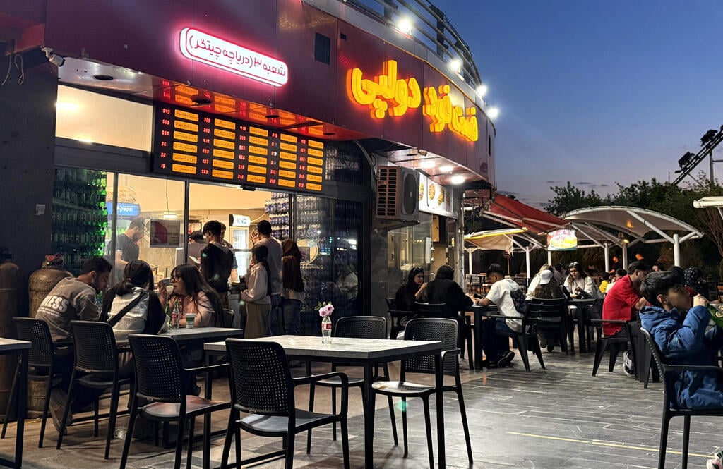 איראנים מבלים באתר נופש ליד טהרן