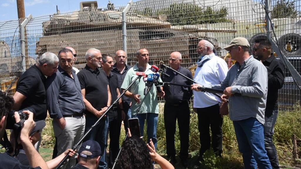 ראשי רשויות בהצהרה. "לא רוצים להיות העוטף הבא" (צילום: אביהו שפירא) ראשי רשויות בהצהרה