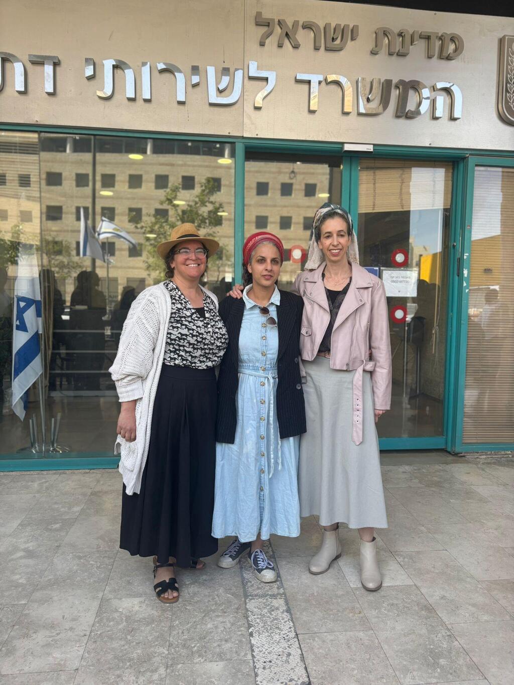 הרבניות רות עגיב ויערה וידמן סמואל לצד אביטל אנגלברג, אחת העותרות, בכניסה למשרד לשירותי דת (צילום: עתים) רות עגיב ויערה וידמן סמואל לצד אביטל אנגלברג, אחת העותרות, בכניסה לבחינות ההסמכה לרבנות
