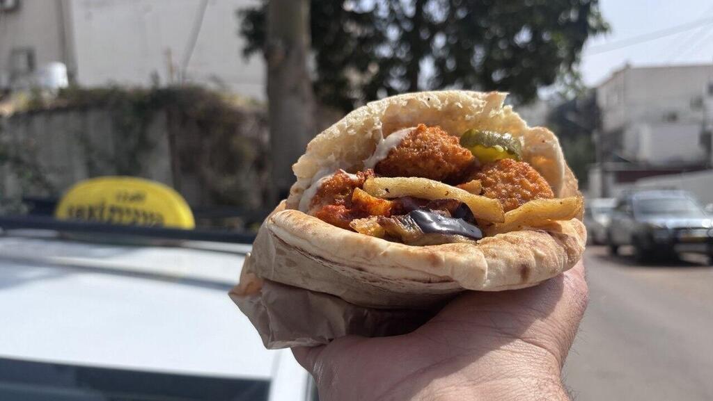 רק 6 שקלים, משביעה בהחלט. פלאפל הלל (צילום: קובי רובין) רק 6 שקלים, משביעה בהחלט. פלאפל הלל