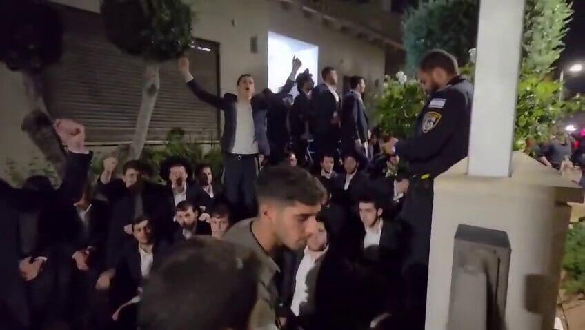 בתמונה: הרבה יותר מ-12 פורעים בחצר ביתו של הקמצ"ר (צילום: יואלי ברים) הפריצה לבית של תא"ל יובל יאמין