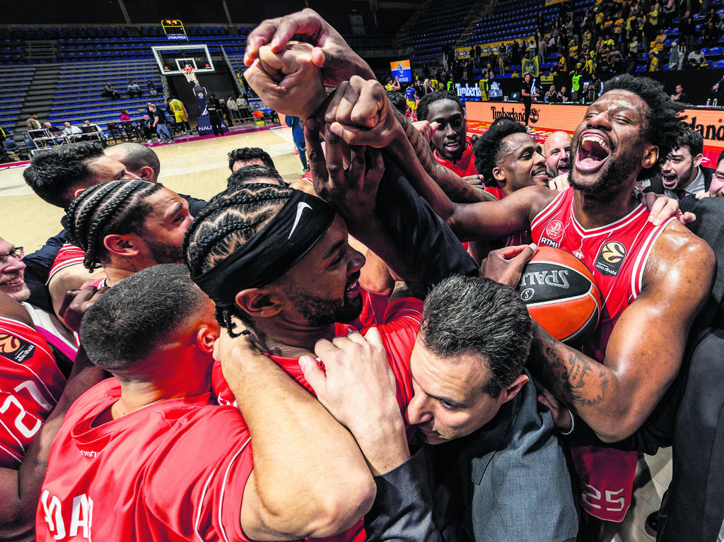 מהפכה של שמחה. שחקני הפועל ת"א חוגגים