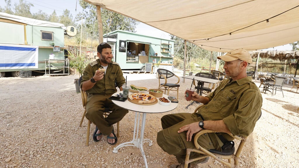 יובל תור בעגלת הקפה שלו