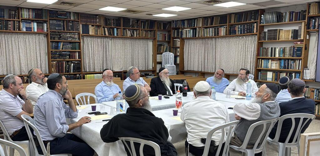 מפגש הרבנים בביתו של הרב חיים דרוקמן ז"ל מפגש הרבנים בביתו של הרב חיים דרוקמן ז"ל