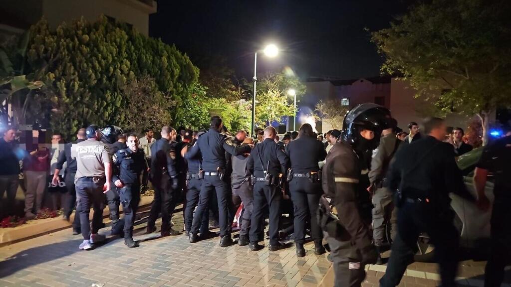 המהומה באשקלון אתמול (צילום: דוברות המשטרה) הפריצה לבית של תא"ל יובל יאמין