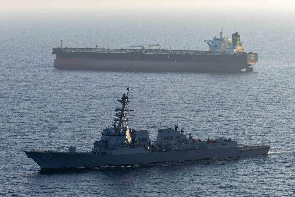 המשחתת USS Rafael Peralta מול מכלית הנפט האיראנית. המצור ממשיך (צילום: CENTCOM) USS Rafael Peralta מצור ימי של צבא ארה"ב על איראן ב ים מכלית נפט איראנית Stream