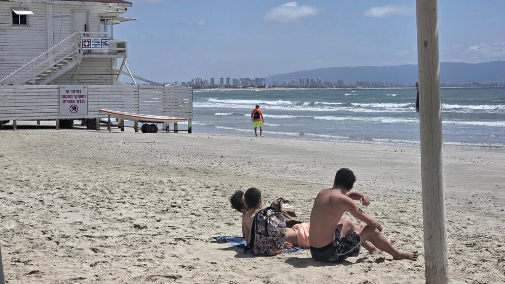 "נלחמים לשרוד". חוף ארגמן (צילום: יאיר קראוס) חוף ארגמן, עכו