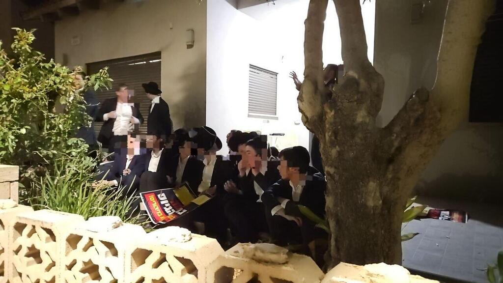 הקיצונים בתוך בית הקמצ"ר (צילום: דוברות המשטרה) הפריצה לבית של תא"ל יובל יאמין
