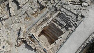 המדרגות שהיו חלק ממקווה הטהרה הגדול מסוגו בארץ, שהתגלה בחפירות בתל חברון 