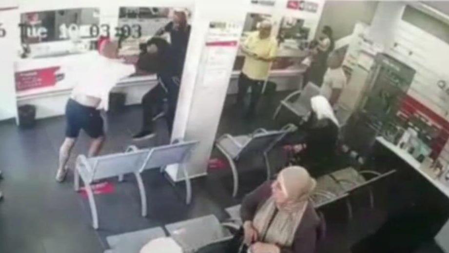 העימות בסניף הדואר גבר לא רעול פנים פרץ לסניף הדואר בטירה