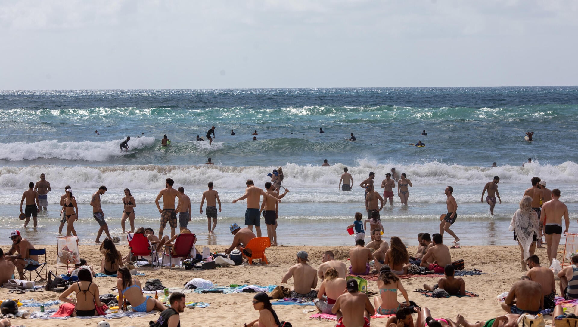 מתרחצים בחוף הים (צילום: דנה קופל) מתרחצים בחוף הים
