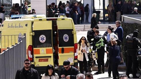 מסע ירי באתונה: קשיש בן 89 פתח באש בבית משפט ובסניף ביטוח לאומי