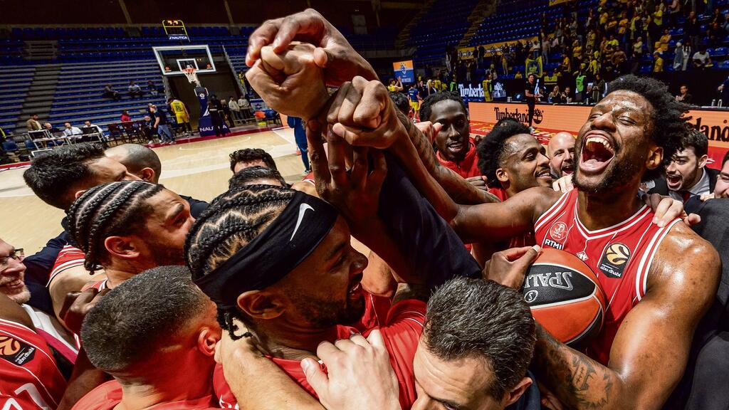 רגע שיא להפועל ת"א (צילום: Srdjan Stevanovic/Euroleague Basketball via Getty Images) שחקני הפועל ת"א