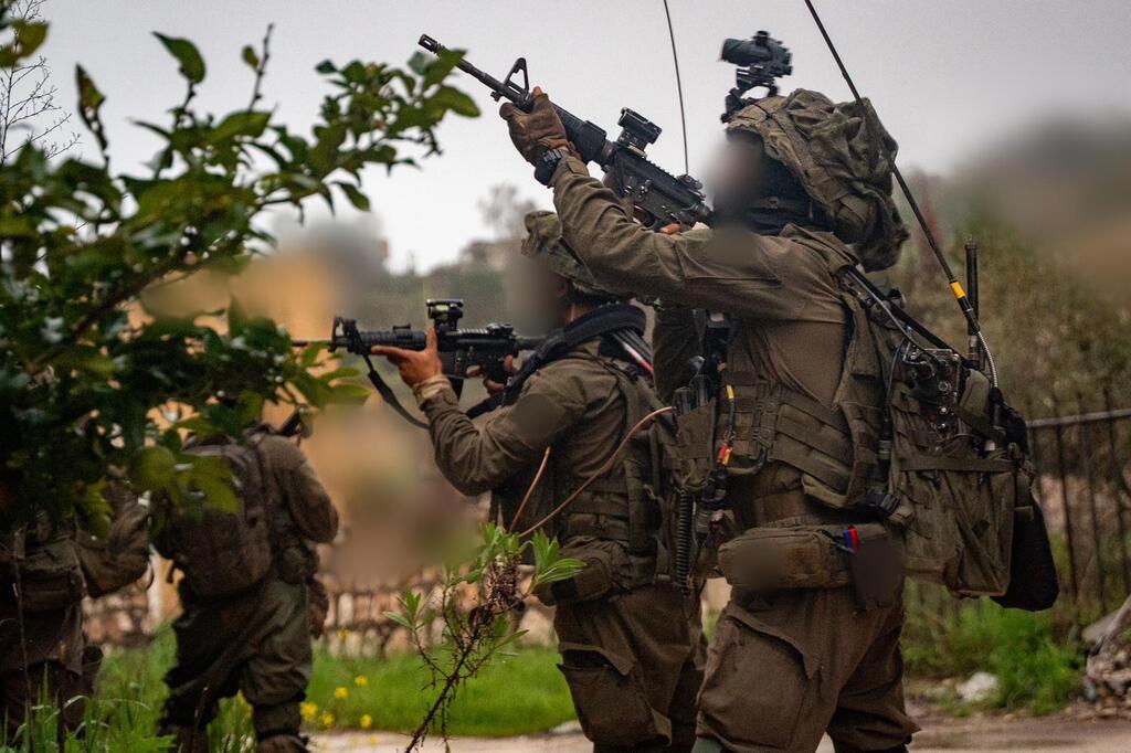 "כובלים את ידי צה"ל". חיילים בדרום לבנון (צילום: דובר צה"ל) פעילות כוחות חטיבת ביסל"ח בדרום לבנון