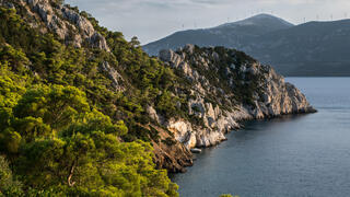 ההתפרצות הצעירה ביותר של הר הגעש מתאנה (בצבע חום), הזורמת אל הים, כשברקע אבן גיר