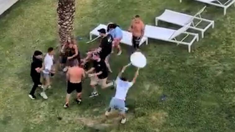 אחד הצעירים משליך שולחן (צילום: לפי סעיף 27א' חוק זכויות יוצרים) קטטה בין נערים במלון בטבריה
