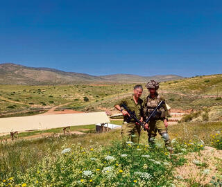 "יותר כיף לעשות טירונות עם אבא". א' ו־י' | צילום: דובר צה"ל