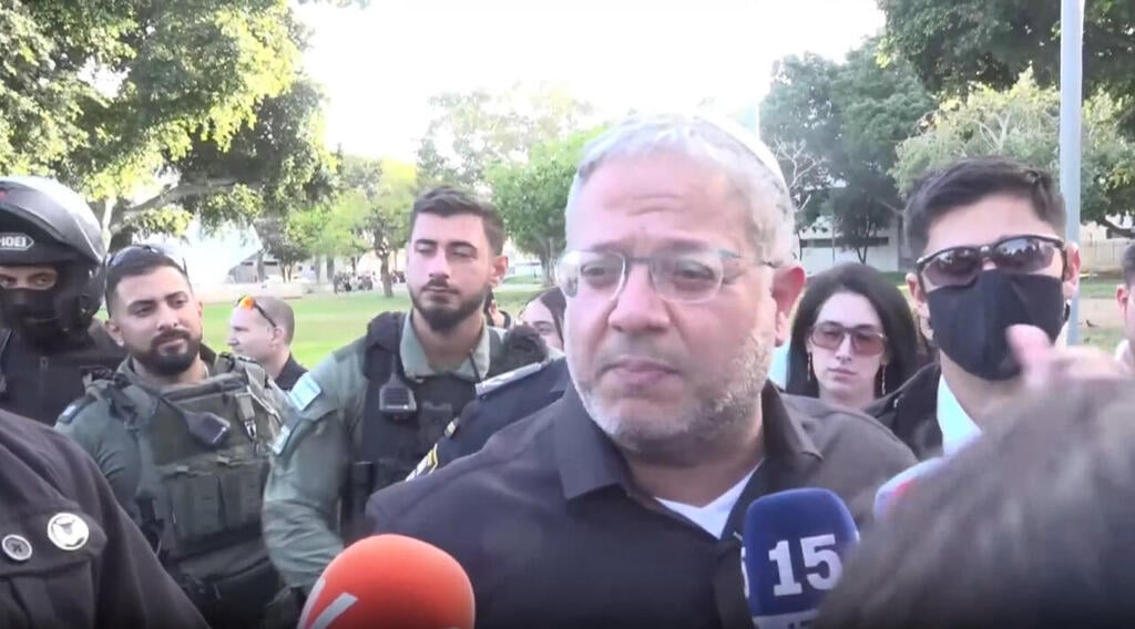 בן גביר בשכונת התקווה, מלווה שוטרים (צילום: קובי קואנקס) בן גביר בדרום תל אביב