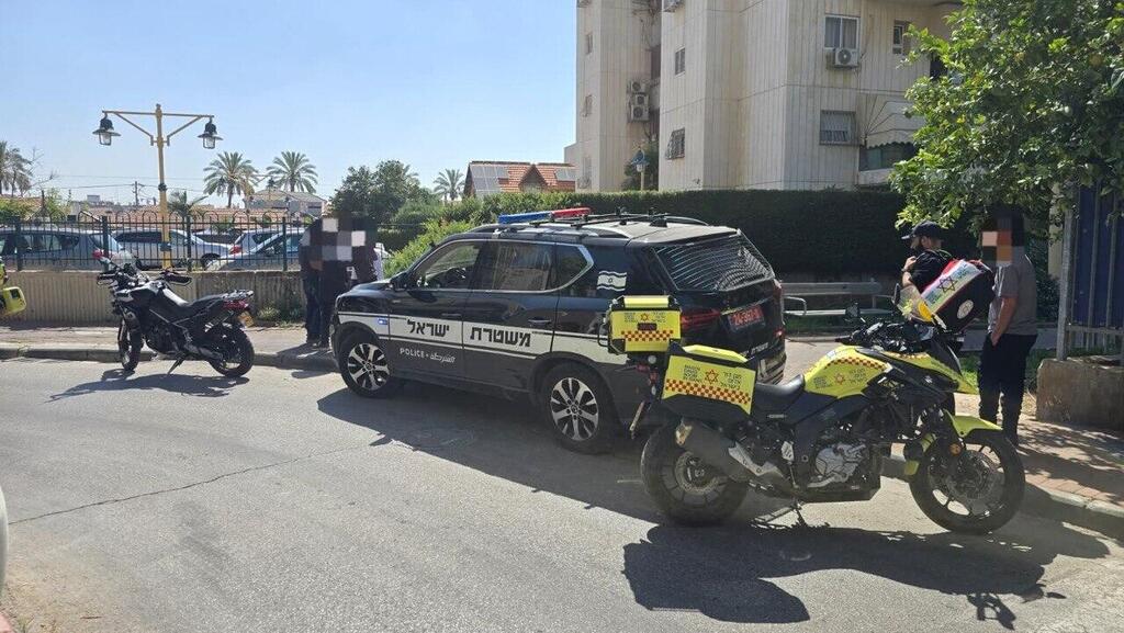 הזירה סמוך לבניין שממנו קפץ הגבר (צילום: תיעוד מבצעי מד"א) זירת ההתאבדות ברמלה