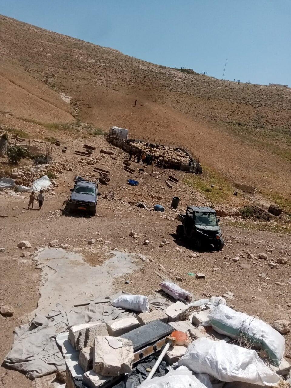 עימותים ב אזורים מסאפר יטא בדרום הר חברון בין פלטינים ו מתנחלים בשל בגלל ניסיון נסיונות גניבת עדרי צאן