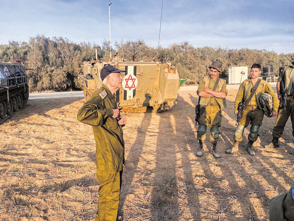 עזרא במילואים בהרצאה בפני חיילים. "אנחנו עלינו מאפר הגלות, הדור הנוכחי יעלה למקומות יותר גבוהים" (צילום: אלבום פרטי) עזרא יכין במילואים בהרצאה בפני חיילים