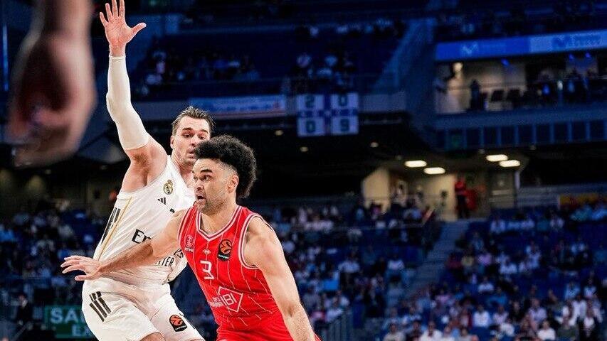פציעה מדאיגה. אלייז'ה בראיינט מול מריו הזוניה (צילום: הפועל "IBI" תל אביב) שחקן הפועל ת"א אלייז'ה בראיינט מול שחקן ריאל מדריד מריו הזוניה