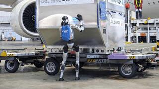 הרובוט של חברת Unitree עובד בשדה תעופה