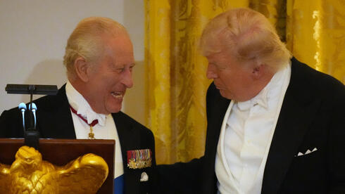„למלך יש בדיחות!”: צ’רלס הקריע מצחוק בבית הלבן – ועקץ את טראמפ