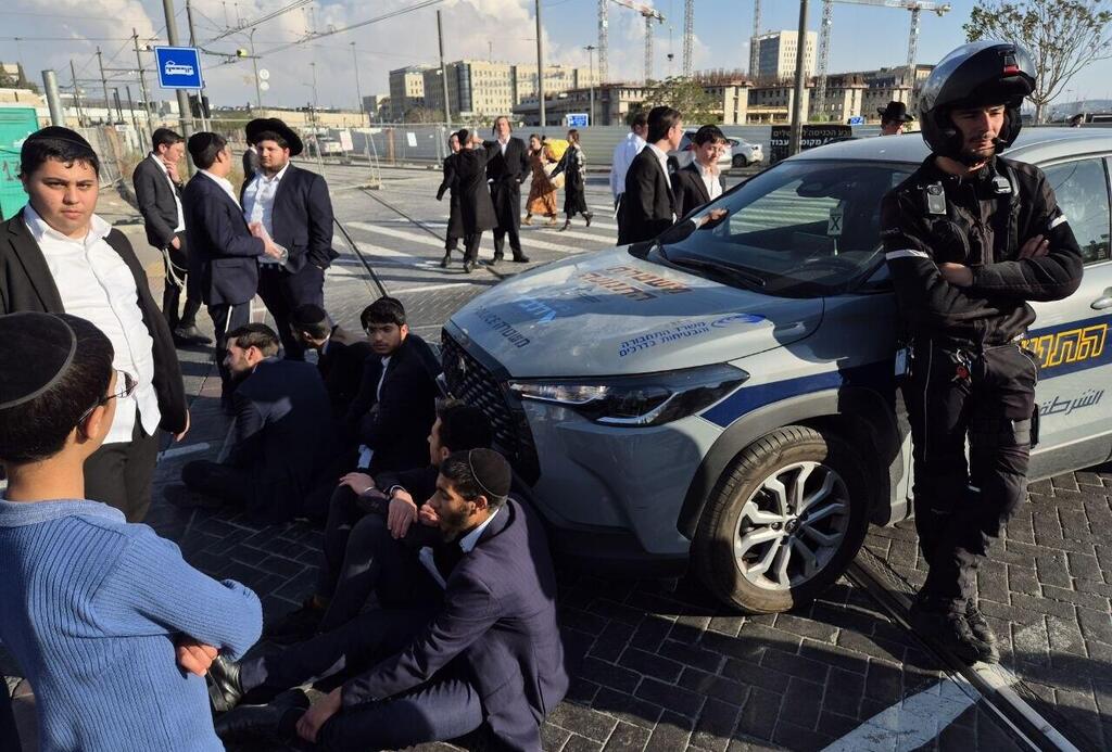 מפגינים חוסמים ניידת משטרה (צילום: אלכס גמבורג) חרדים במחאה בכניסה לירושלים על מעצר עריקים מצה"ל