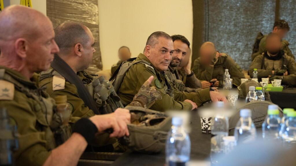 "בחזית הלחימה אין הפסקת אש" (צילום: דובר צה"ל ) הרמטכ״ל, רב-אלוף אייל זמיר באוגדה 36 במרחב העיירה א-טייבה שבדרום לבנון