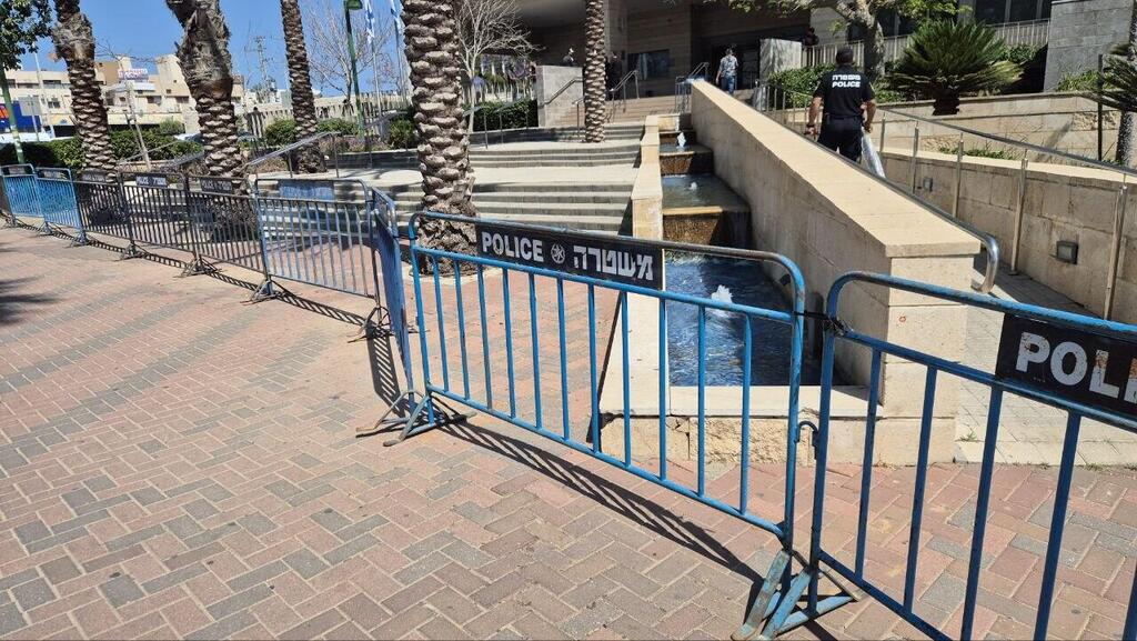הגדרות סביב בית המשפט באשקלון (צילום: שילה פריד) גדרות סביב בית המשפט