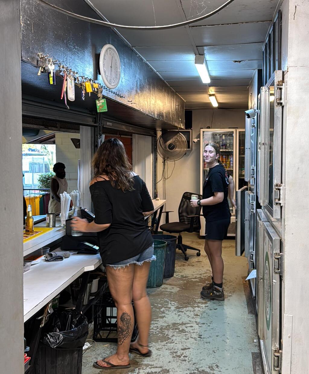 נטע במשמרת ערב בבר נטע במשמרת ערב בבר