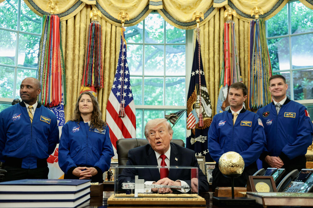 צוות ארטמיס 2 בביקור בבית הלבן (צילום: Evelyn Hockstein/Reuters) צוות ארטמיס 2 בביקור בבית הלבן