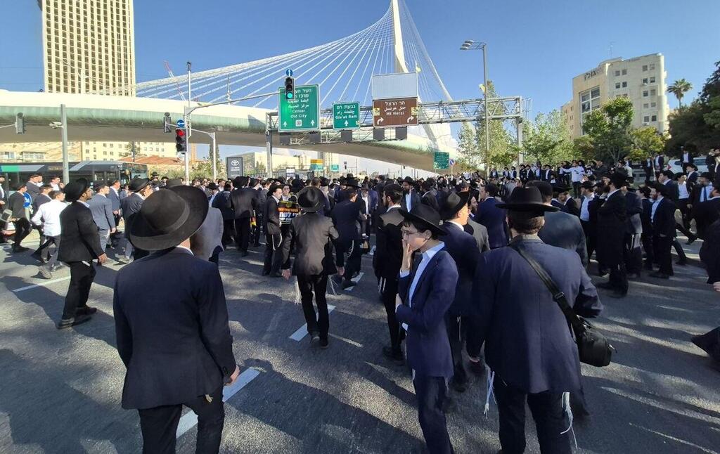 צילום: אלכס גמבורג חרדים במחאה בכניסה לירושלים על מעצר עריקים מצה"ל