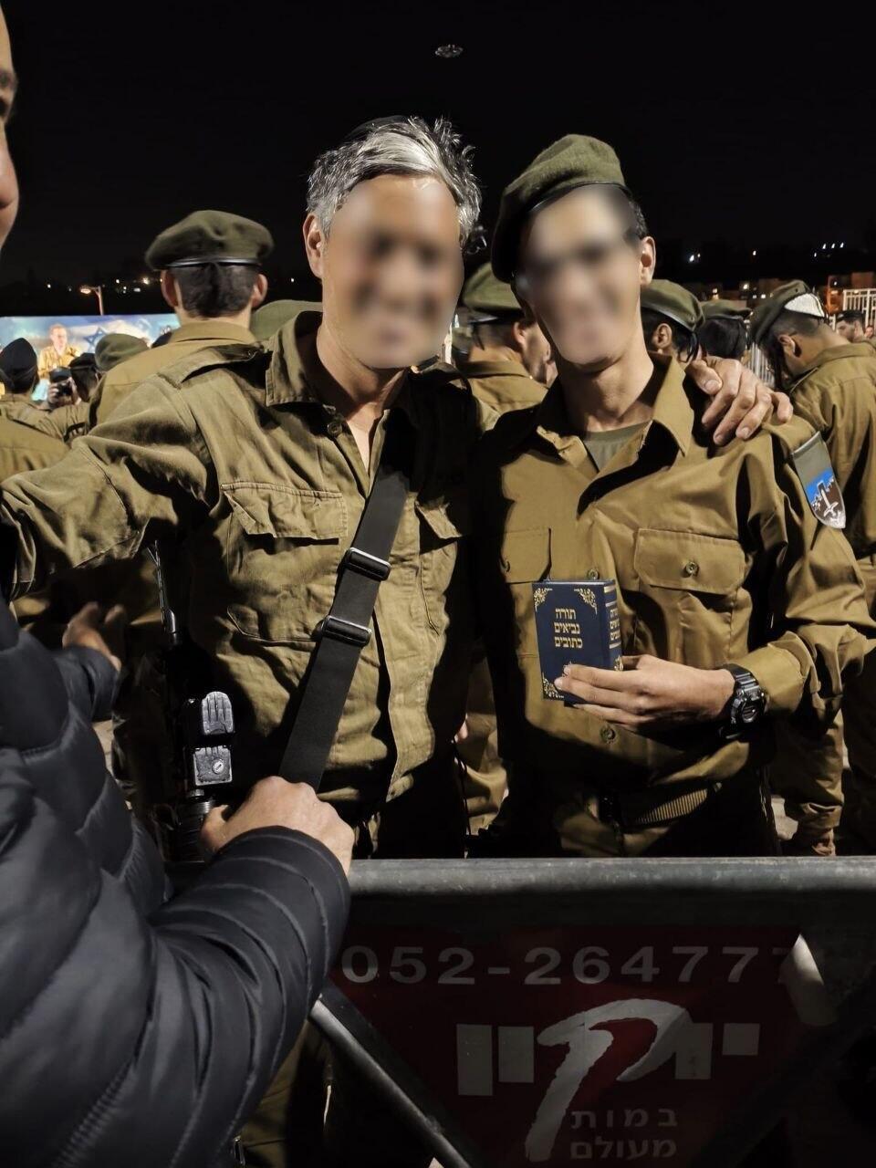 האב והבן בטקס (צילום: דובר צה"ל) האב והבן בטקס
