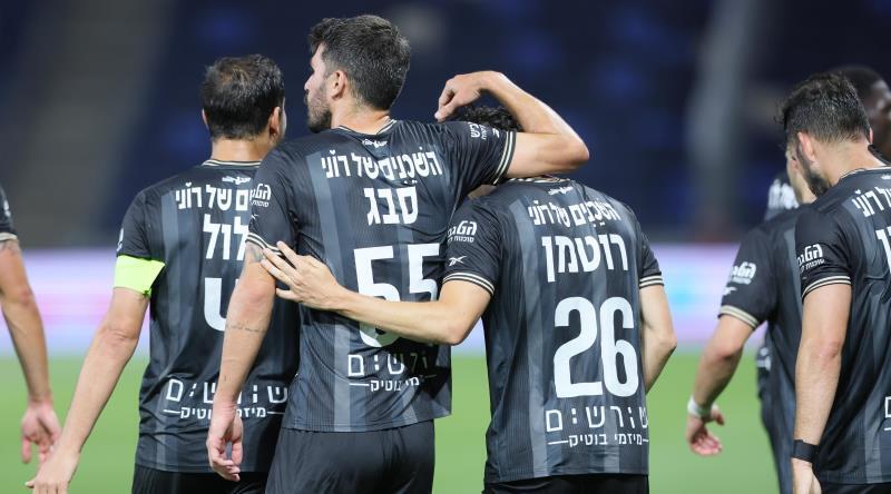 שחקני הפועל חיפה לאחר כיבוש השער (עמרי שטיין) שחקני הפועל חיפה לאחר כיבוש השער