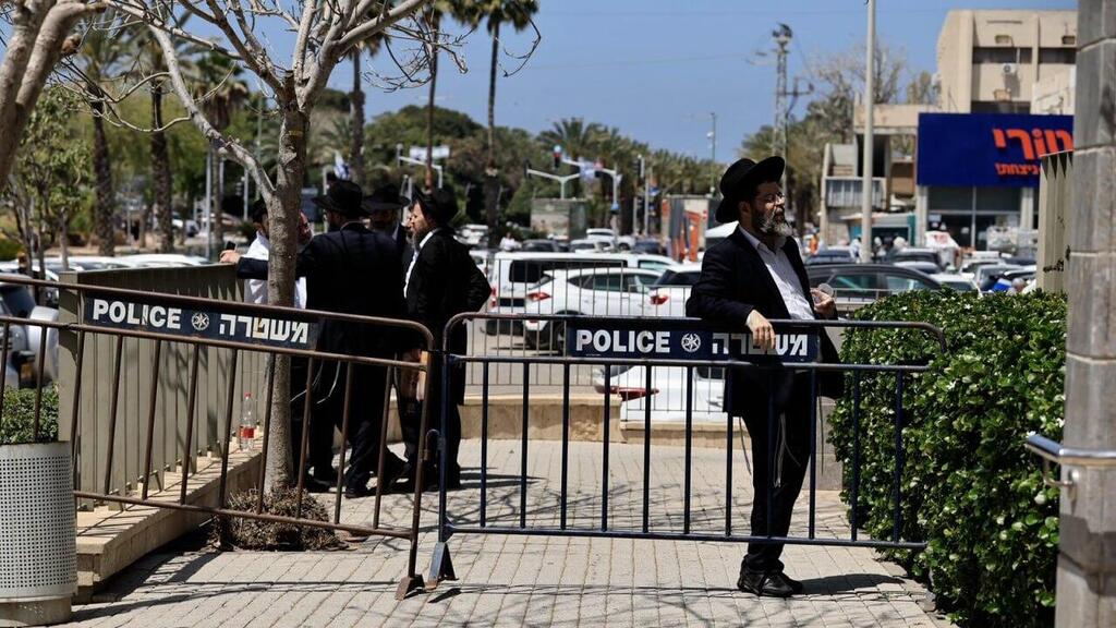 מחוץ לבית המשפט החשודים בפריצה לביתו של תא"ל יובל יאמין מובאים להארכת מעצר