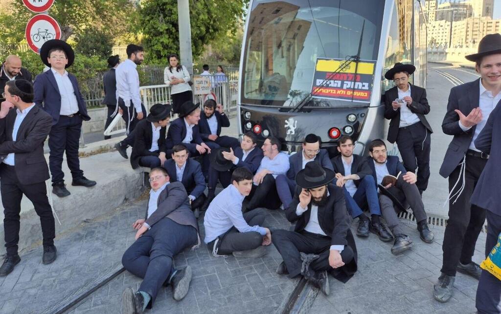 גם על המסילה (צילום: אלכס גמבורג) חרדים במחאה בכניסה לירושלים על מעצר עריקים מצה"ל