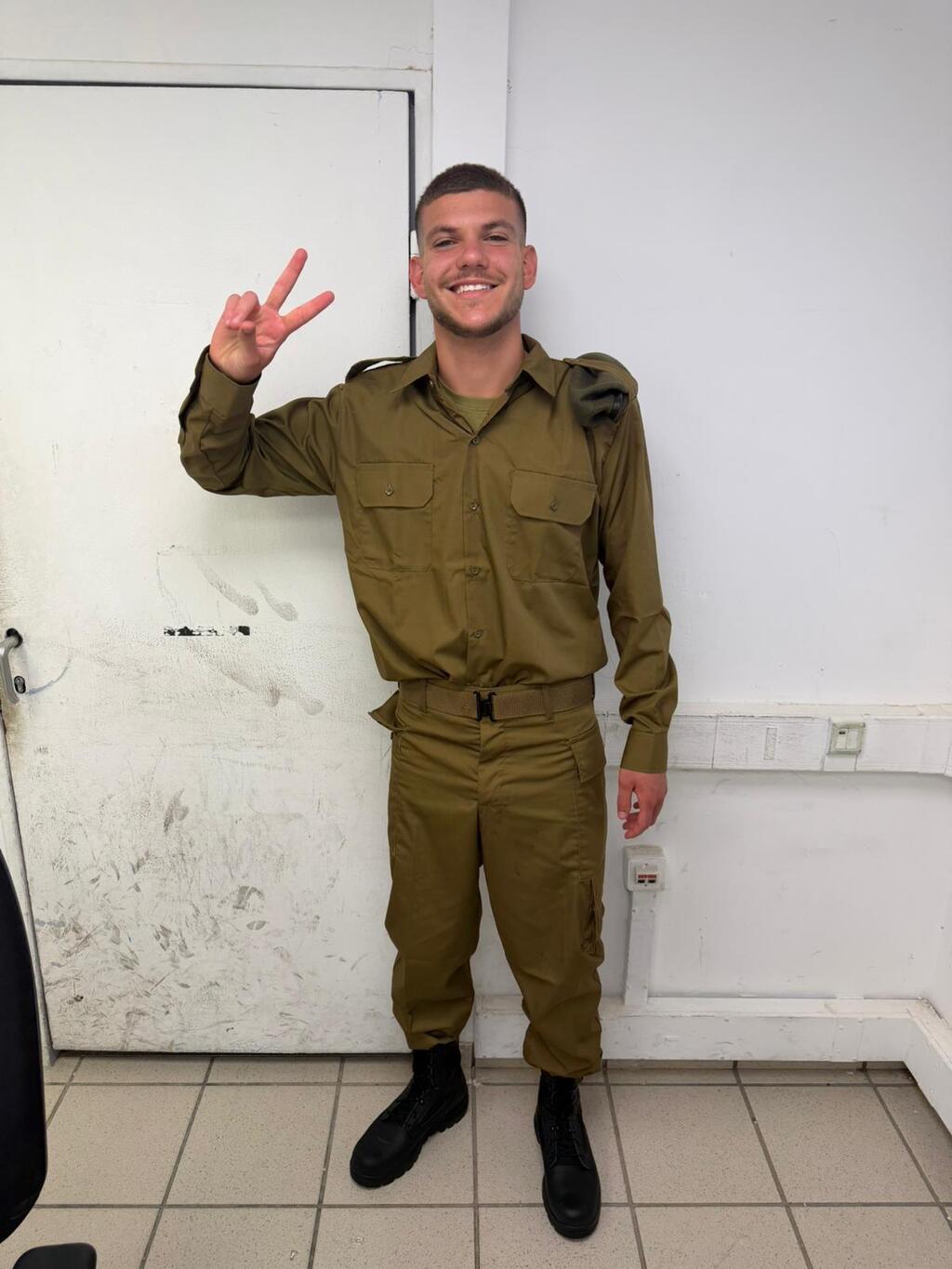 נדב חנציס על מדים (יח"צ) נדב חנציס על מדים