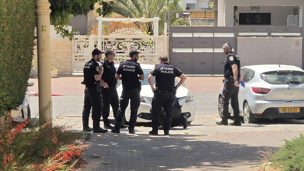 הזירה ברמלה. "יש להם ילדים, מפתיע מה שקרה" (צילום: יריב כץ) כוחות משטרה בזירה
