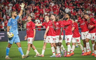 שחקני הפועל ת"א חוגגים מול ירמקוב ההמום | צילום: עוז מועלם