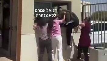 תלמיד תוקף שומר מבוגר בכניסה לבית ספר