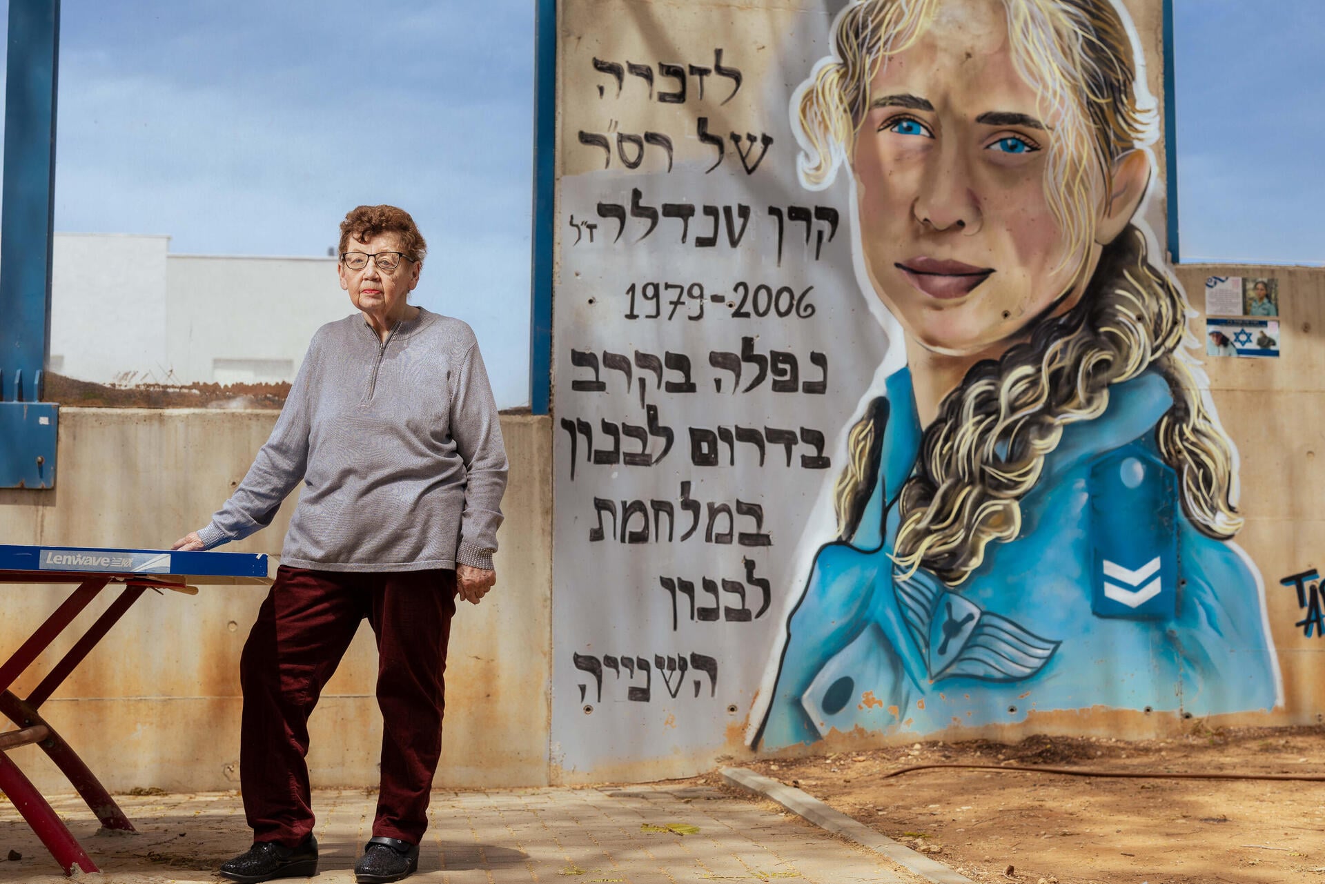 ריואנה  טנדלר ליד הגרפיטי של בתה קרן, שנפלה במלחמת לבנון השנייה  
