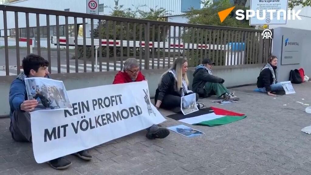 בידיים דבוקות לרצפה: פרו-פלסטינים מחו נגד מפעל נשק בברלין (צילום: ספוטניק) פעילים פרו פלסטינים חסמו מפעל נשק בברלין במחאה על אספקת אמצעי לחימה לישראל