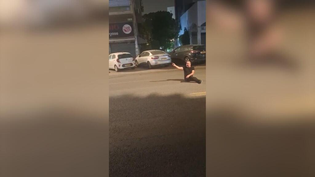 אלכסנדר ברחוב, על הרצפה, לאחר גניבת הקולנועית אלכסנדר בקורשווילי באקט מחאה על גניבת הקלנועית שלו